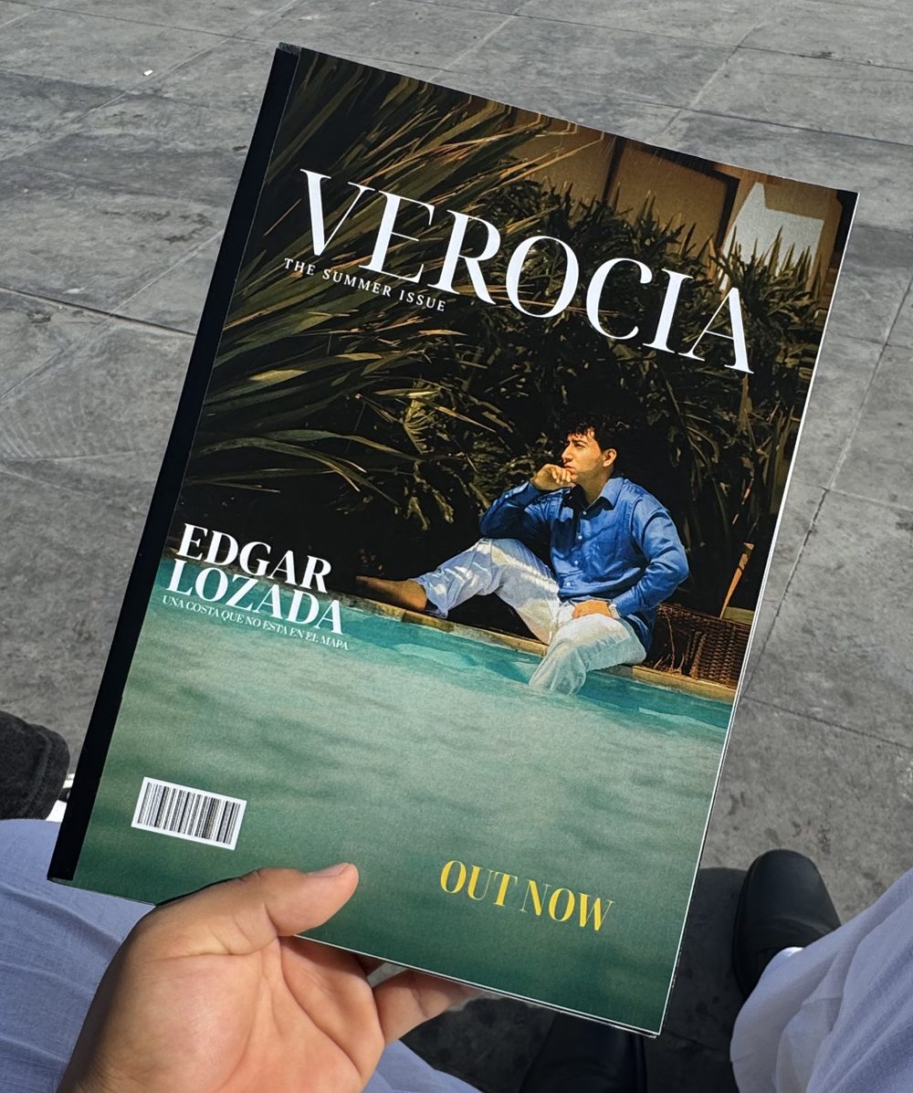 La revista Verocia impresa, sostenida en mano